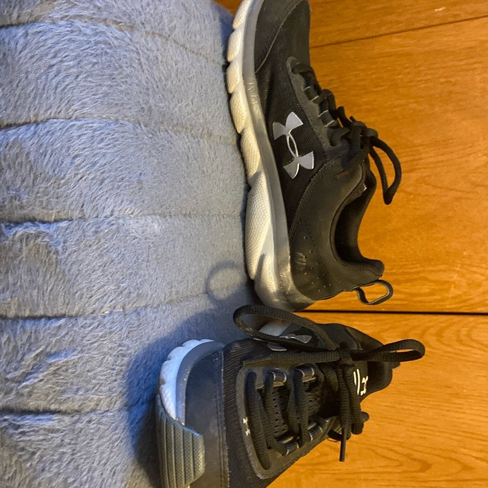 Under armour youth tennis shoes size 4.5 girls
